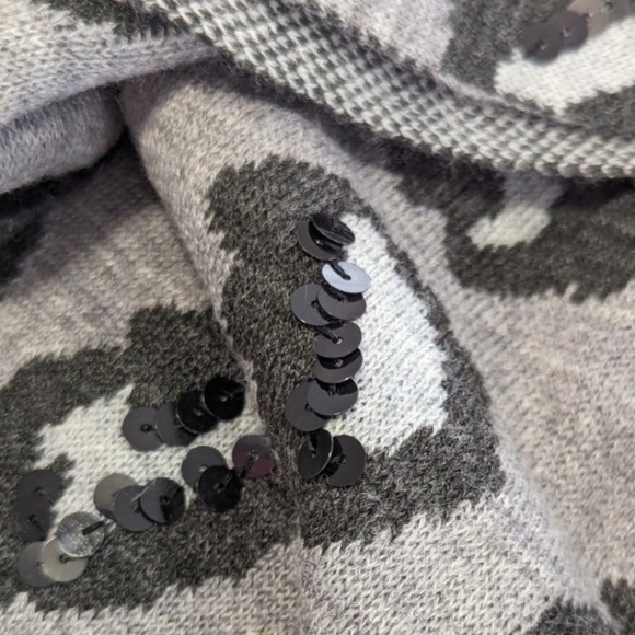 Banana Republic Gray and Black Sequin animal Patterned scarf - Picture 1 of 4